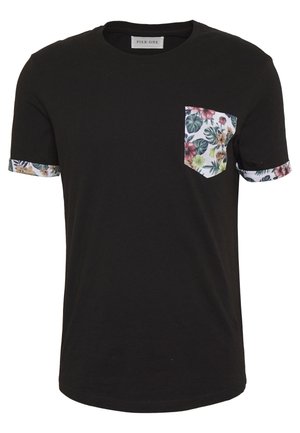 Czarny T-shirt z krótkim rękawem i okrągłym dekoltem, kieszonka z kwiatowym wzorem na lewej piersi oraz podwinięte mankiety z tym samym kwiatowym motywem.