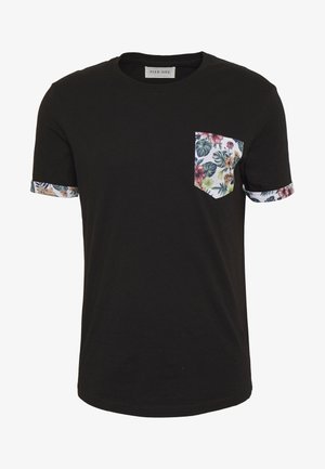 Czarny T-shirt z krótkim rękawem i okrągłym dekoltem, kieszonka z kwiatowym wzorem na lewej piersi oraz podwinięte mankiety z tym samym kwiatowym motywem.