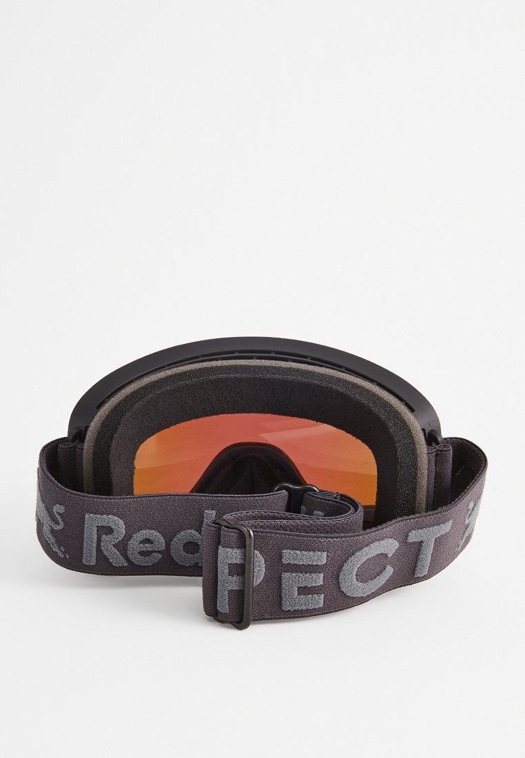 Skibrille mit schwarzem Rahmen, orange getönter Linse und grauem elastischem Band mit dem Wort "Redemption" in fetter Schrift.