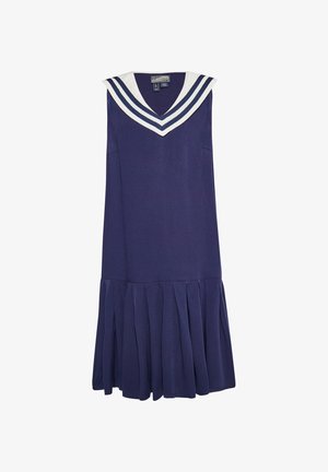 Tengerészkék ujjatlan ruha, fehér és tengerészkék csíkos matrózdísszel, redőzött szoknyával és egyszerű, sima textúrával.