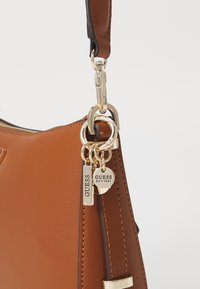 Guess DARYNA TOP ZIP SHOULDER BAG - Kézitáska - cognac