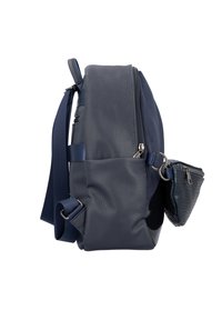 Sac à dos marine en cuir texturé, avec des compartiments zippés, une bandoulière ajustable et une petite pochette attachée avec un motif reptile.