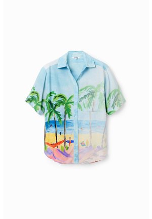 Camisa azul claro de manga corta con botones y un diseño de playa que incluye palmeras, personas, olas del océano y una hamaca roja.