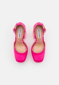 Scarpe platform in satin fucsia con punta quadrata e cinturino alla caviglia, caratterizzate da una fodera interna beige testurizzata e un dettaglio in fibbia metallica.