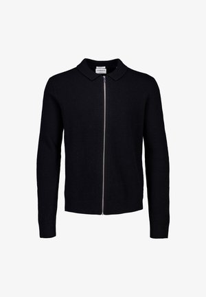 Zwart gebreid cardigan met een ritssluiting, kraag, lange mouwen en geribde manchetten en zoom. Gladde textuur, eenvoudig ontwerp en geen patronen.