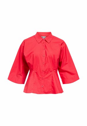 Chemisier rouge pour femmes avec manches larges trois-quarts et taille cintrée, doté d'un col classique et d'une fermeture à boutons à l'avant.