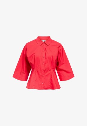 Raudona moteriška palaidinė su mygtukais, plačiomis trimis ketvirtomis rankovėmis ir prigludusia liemeniu, su klasikinio stiliaus apykakle ir priekyje esančiu mygtukų užsegimu.