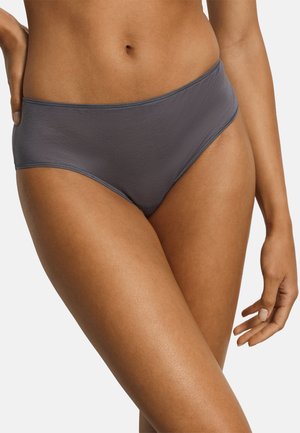 Nahaufnahme einer Person, die graue Hipster-Unterwäsche trägt, zeigt den Oberkörper, die Hüften und die Oberschenkel, wobei eine Hand in der Nähe der Hüfte ist.