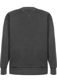 Felpa grigio scuro in cotone morbido con scollo rotondo, polsini e orlo a costine. Presenta un sottile dettaglio a V sul retro.