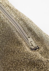 Pouch cosmetico dorato in glitter, con una finitura metallica, superficie testurizzata e una zip grigia con una linguetta, ideale per riporre piccoli oggetti.