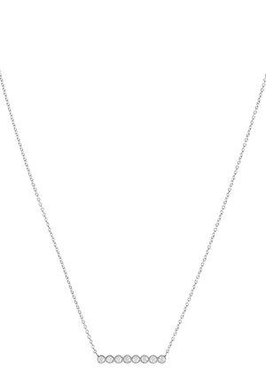 Srebrny naszyjnik z poziomym wisiorkiem w kształcie pręta, ozdobionym ośmioma równomiernie rozmieszczonymi okrągłymi, przezroczystymi kamieniami szlachetnymi.