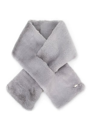 Écharpe en fausse fourrure grise à la texture douce, forme rectangulaire avec une bordure légèrement irrégulière, comportant une petite étiquette à une extrémité.