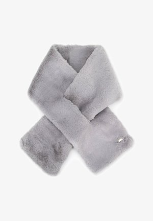 Écharpe en fausse fourrure grise à la texture douce, forme rectangulaire avec une bordure légèrement irrégulière, comportant une petite étiquette à une extrémité.