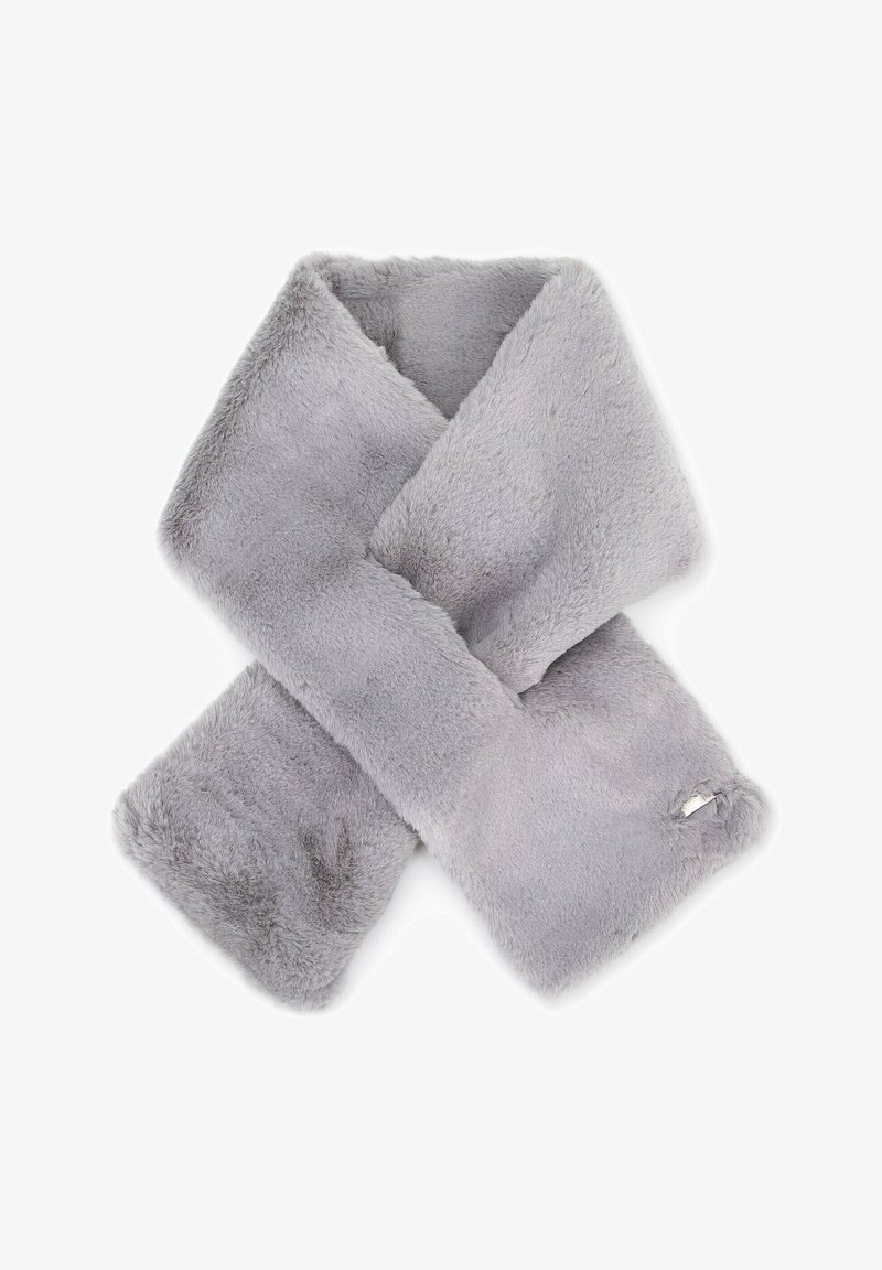 Écharpe en fausse fourrure grise à la texture douce, forme rectangulaire avec une bordure légèrement irrégulière, comportant une petite étiquette à une extrémité.