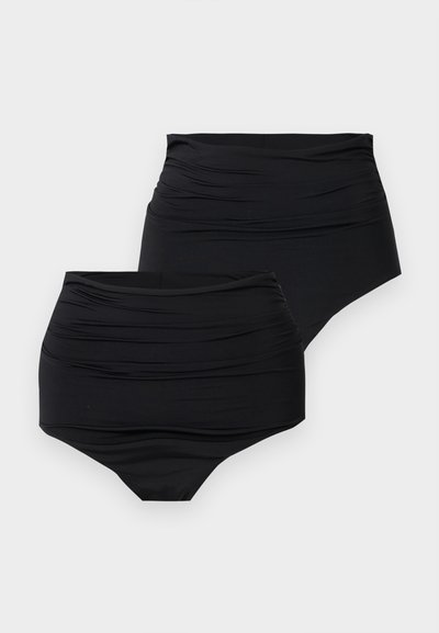 Δύο μαύρα μαγιό κάτω μέρος με ψηλή μέση και ρυτιδωτή υφή υφάσματος, τοποθετημένα επίπεδα σε ανοιχτό φόντο.