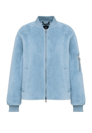 Lichtblauwe fuzzy bomberjack met ritssluiting aan de voorkant, ribbelkraag en ribbels bij de mouwen, twee voorzakken en een ritszak op de linkermouw.