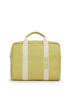 Borsa rettangolare verde chiaro con doppio manico in tessuto bianco, cinturini verticali bianchi e scritta "NEW REWIND" su una cinghia.