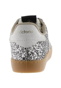 Sneaker argentato ricoperto di glitter con accenti beige, interno morbido e suola in gomma naturale. Logo del marchio sul tallone.