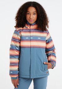 Multikleurige geïsoleerde jas met horizontale strepen in oranje, blauw en crème; heeft een hoge kraag en twee zijzakken voor opbergruimte.