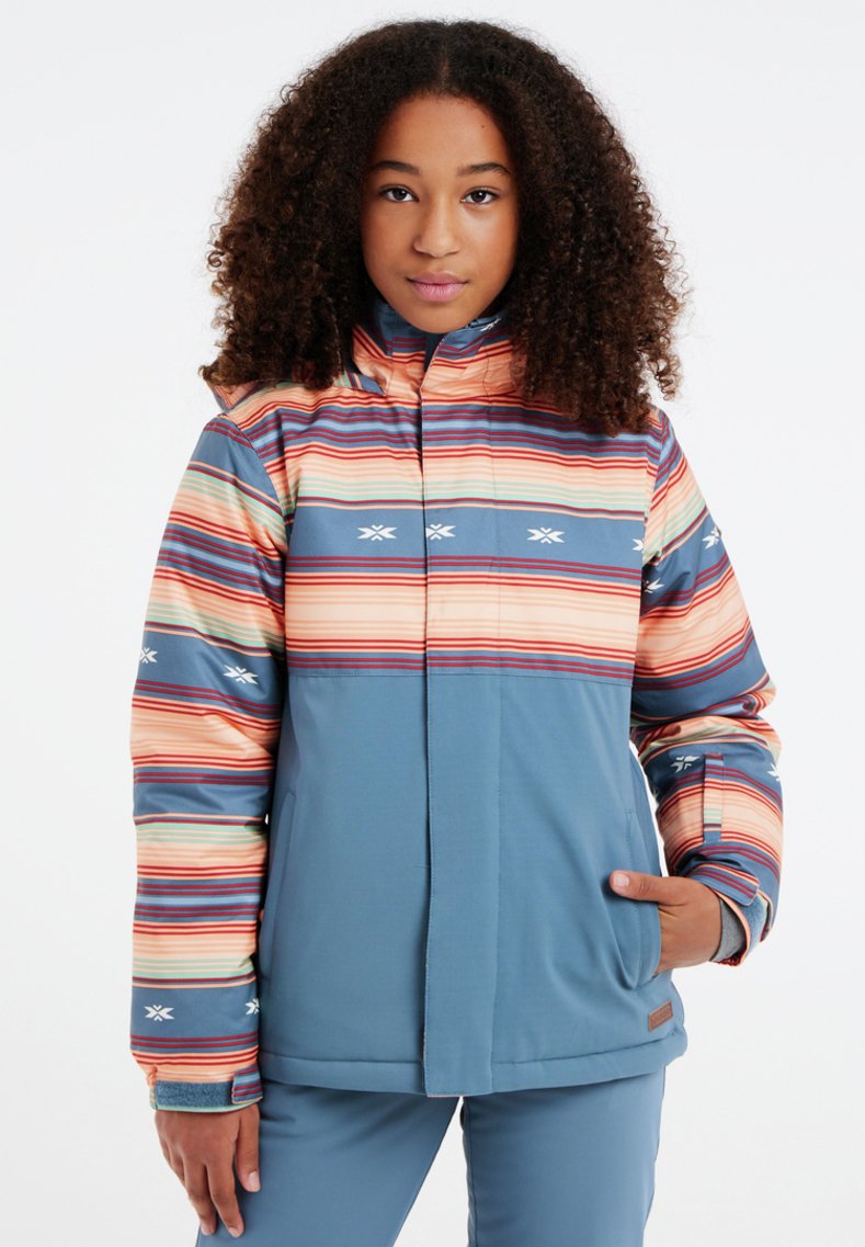 Multikleurige geïsoleerde jas met horizontale strepen in oranje, blauw en crème; heeft een hoge kraag en twee zijzakken voor opbergruimte.