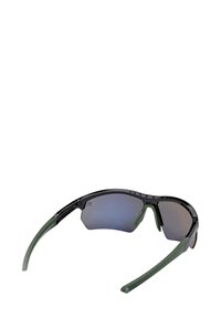 Occhiali da sole con montatura nera curvata, lenti grigio-blu e bracci flessibili verdi. Caratteristiche includono una forma delle lenti esagonale e naselli in gomma.