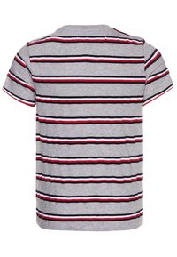 Camiseta gris de manga corta con un patrón de rayas horizontales en rojo, negro y blanco. Tejido suave con un cuello redondo y dobladillo recto.