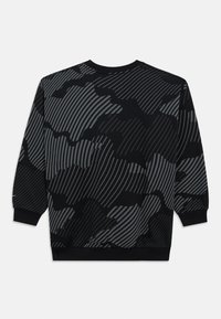 Sweatshirt preta com padrão camuflado em tons de cinza escuro, com riscas onduladas e punhos e bainha canelados. Textura de tecido macio.