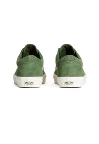 Grüne Wildleder-Sneaker mit niedrigem Design und weißer Gummisohle. Mit Logodetails an der Ferse und strukturierten Akzenten.