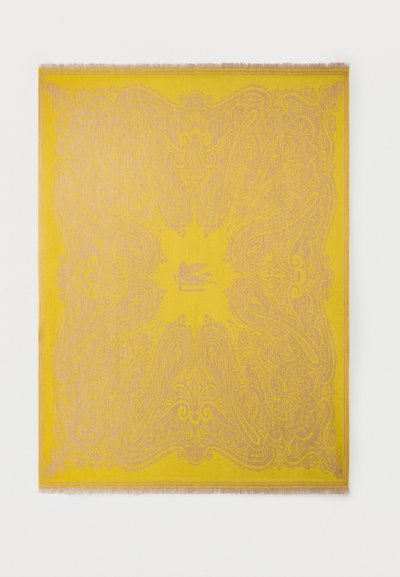 Tapis rectangulaire jaune avec des motifs cachemire complexes et un emblème de lion ailé au centre, avec des bords à franges.