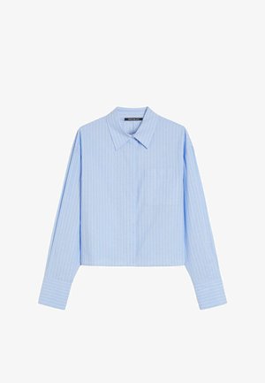 Camicia blu ritagliata con righe bianche verticali, colletto classico, maniche lunghe e taschino sul petto a sinistra; tessuto liscio con una sottile texture.