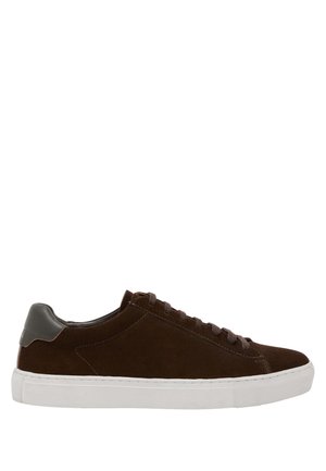 Lavtopet brun ruskind sneaker med mørk læderhælkappe, brune snørebånd og tyk hvid gummisål.