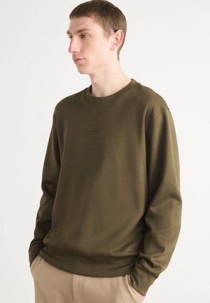 Felpa verde oliva con maniche lunghe, scollatura rotonda e sottile dettaglio del logo in rilievo sul petto, realizzata in morbido e liscio tessuto.