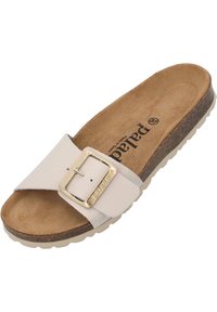 Sandalia deslizante de color beige claro con una correa ancha, que presenta una hebilla de metal en tono dorado y una plantilla contorneada de color marrón. Parte superior de textura suave y suela de goma.