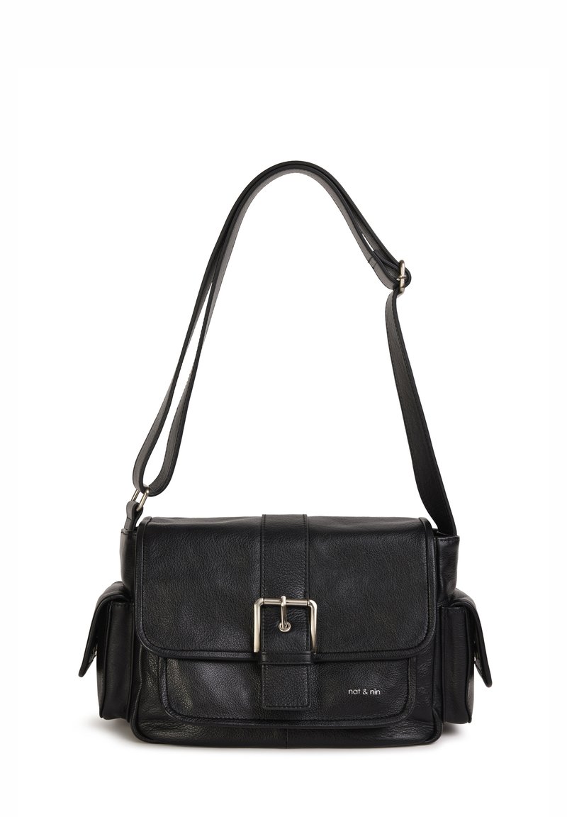 Borsa a spalla in pelle nera con patta, hardware argentato e due tasche laterali. Presenta una tracolla lunga e regolabile e una superficie liscia.