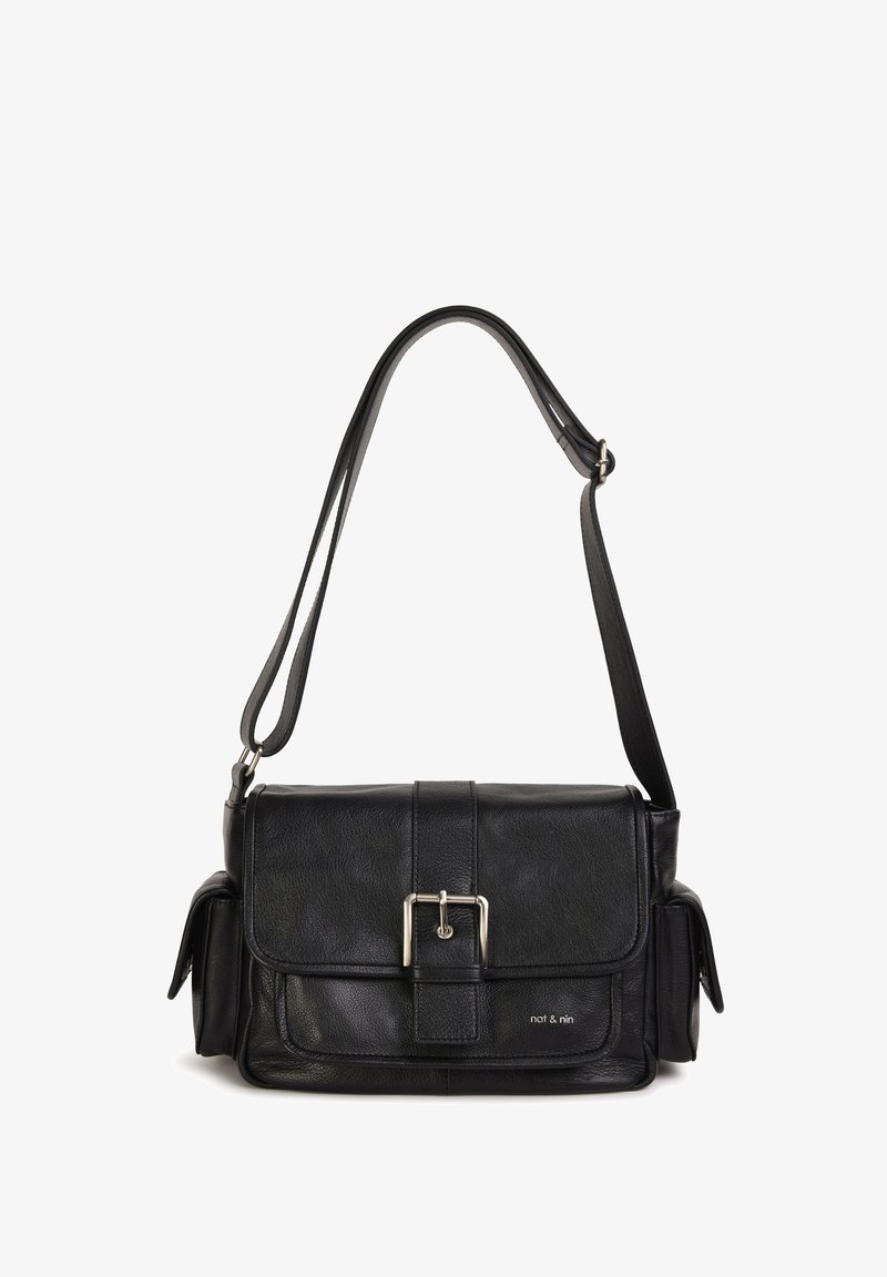 Čierna kožená ramenná taška s klopou, striebornými kovovými detailami a dvoma bočnými vreckami. Obsahuje dlhý nastaviteľný popruh a hladkú textúru.