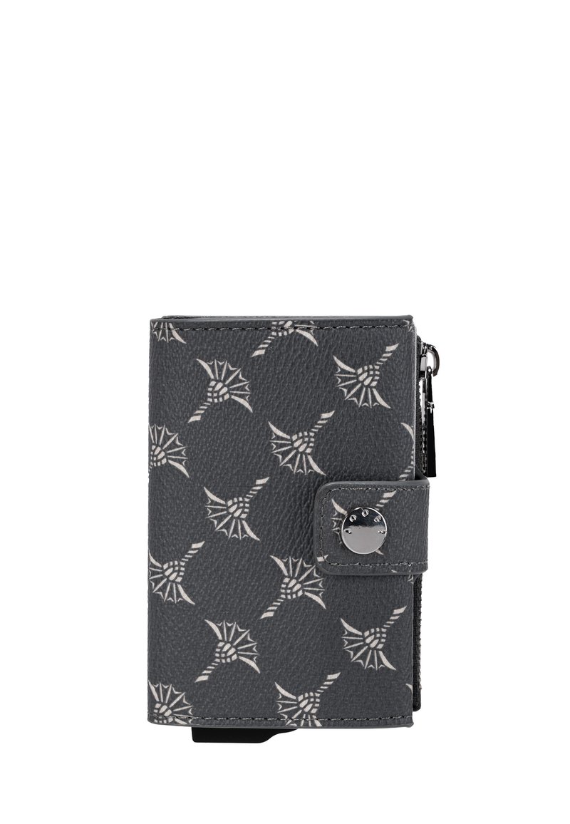 Cartera gris con un acabado texturado y pebbleado y un patrón de formas geométricas de color claro. Incluye un cierre a presión y una cremallera.
