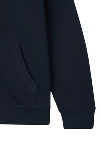 Granatowy, welurowy sweatshirt z kapturem, z kieszenią typu kangur i ściągaczami na rękawach i u dołu. Wykonany z miękkiego materiału bawełnianego o gładkiej fakturze.