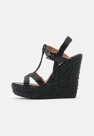 Czarne plecione sandały na koturnie z paskiem w kształcie litery T, z regulowanym zapięciem na kostce i teksturowanym, wzorzystym obcasem.