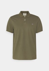 Olijfgroen polo shirt gemaakt van katoen. Heeft een twee-knopen sluiting en korte mouwen. Kleine logo-accent op de borst. Soepele textuur.