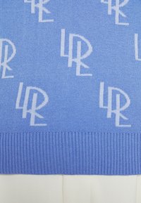Maglione lavorato a maglia azzurro chiaro con un motivo a logo bianco ripetuto. Presenta un orlo a coste nella parte inferiore per texture e struttura.