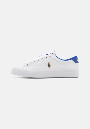 Biały niski sneaker z niebieską podszewką, białymi sznurowadłami, grubą podeszwą i wielokolorowym logo gracza polo z boku.