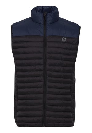 Crna pufu prsluk s plavim akcentima na ramenima, sa horizontalnim šavovima, visokim ovratnikom i prednjim zatvaračem.