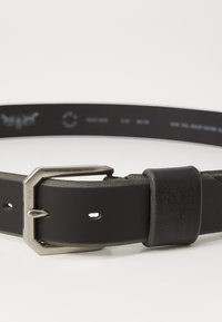 Cintura in pelle nera con una fibbia quadrata in metallo, dotata di cinque fori per la regolazione e dettaglio del logo impresso vicino alla fibbia.