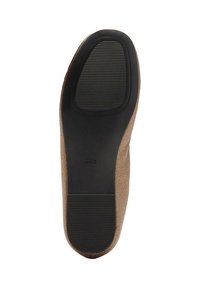 Scarpa piatta marrone con tomaia in tessuto strutturato, suola in gomma nera con aree di battistrada rigate sulla punta e sul tallone.
