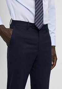 Mango Hlače za moške obleke - dark blue