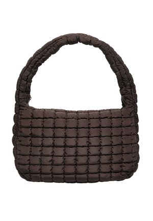 Dunkelbraune, gesteppte Handtasche mit quadratischem Steppmuster und dickem, gepolstertem Griff vor weißem Hintergrund.