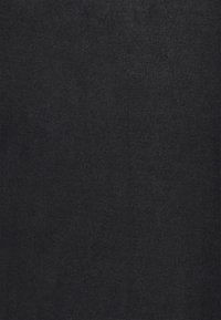 Svart texturerad tyg med subtil diagona ribbning och fint vävda mönster.