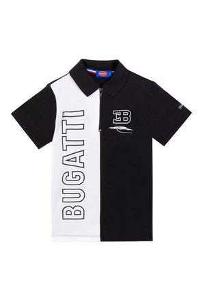 Polo a maniche corte bianca e nera con mezza zip, testo "BUGATTI" sul lato bianco e logo "EB" con silhouette di un'auto sul lato nero.