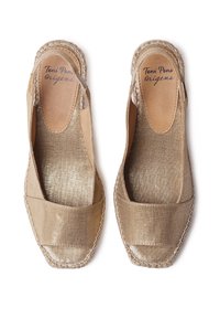 Goldfarbene Espadrilles mit einem Obermaterial aus Canvas, geschlossener Zehenpartie und seitlichen Ausschnitten. Sie verfügen über eine geflochtene Jutesohle und gestickte Details.