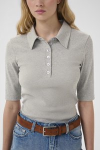 Harmaa ribbineulottu poolopaita, jossa on kaulus, kolmen napin etuleikkaus ja hillityn tyylikäs logo. Yhdistetty korkeavyötäröisiin farkkuihin ja ruskeaan vyöhön.